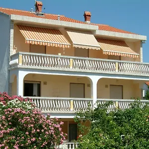 https://house-mira.primorje-gorskikotar.com