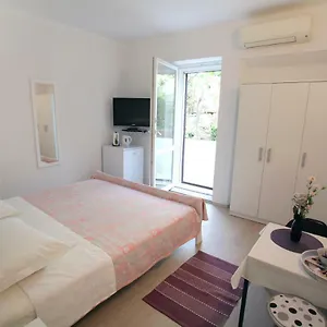 https://rooms-feme.hotels-in-trogir.com